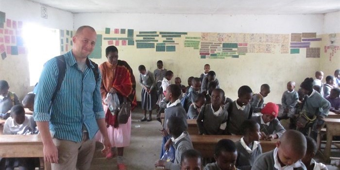 Mikkel på besøg på en skole i Tanzania.